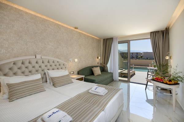Hotelzimmer im Vantaris Luxury Beach Resort mit zwei Betten und Aussicht auf die Terrasse