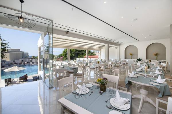 Restaurantinnenbereich des Vantaris Luxury Beach Resorts mit Blick auf den Pool