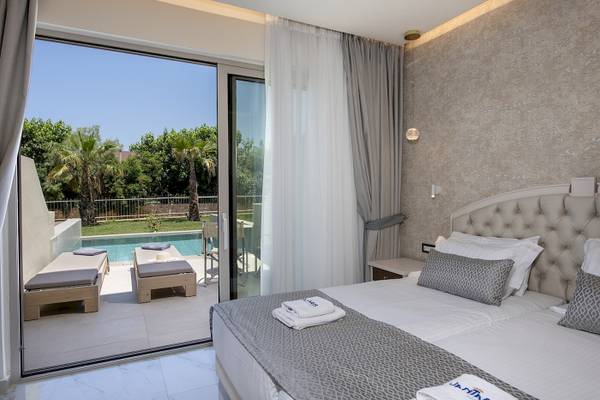 Vantaris Luxury Beach Resort Zimmer mit Aussicht auf den Pool