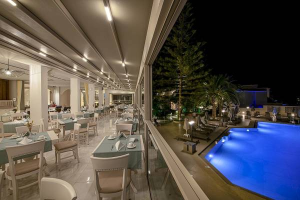 Restaurant im Vantaris Luxury Beach Resort bei Nacht mit Blick auf den Pool.