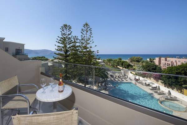 Aussicht vom Balkon des Vantaris Luxury Beach Resorts auf den Pool und das Meer.