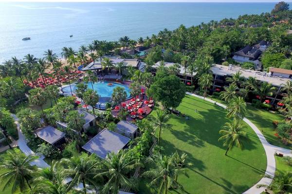Luftaufnahme des Ramada Resort by Wyndham Khao Lak mit Swimmingpool und tropischem Garten