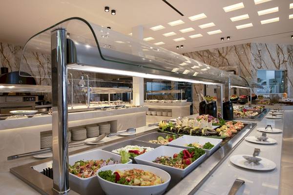 Buffet-Tisch im Vantaris Luxury Beach Resort mit verschiedenen Salaten und Vorspeisen.