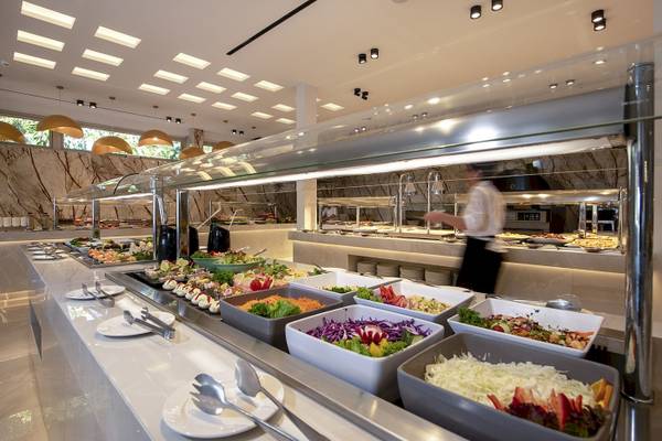 Buffet im Vantaris Luxury Beach Resort mit verschiedenen Salaten und Speisen.