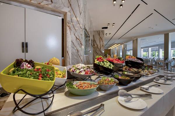 Buffet-Tisch im Vantaris Luxury Beach Resort mit verschiedenen Salaten und Gerichten.