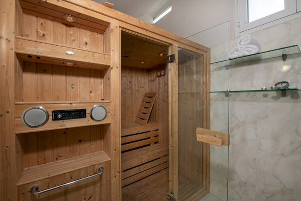 Sauna im Vantaris Luxury Beach Resort mit Holzwänden und Dusche