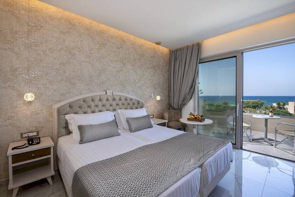 Doppelbettzimmer im Vantaris Luxury Beach Resort mit Meerblick und Balkon.