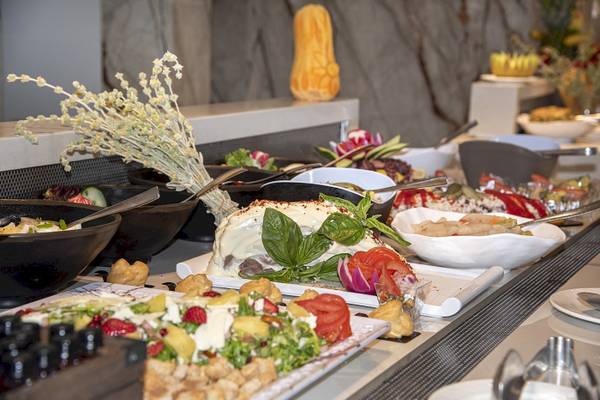 Buffet-Tisch im Vantaris Luxury Beach Resort mit verschiedenen Speisen und Salaten.