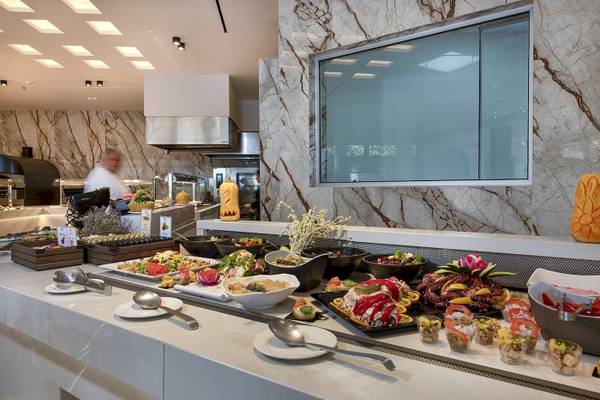 Buffet-Tisch im Vantaris Luxury Beach Resort mit verschiedenen Gerichten und Dekorationen.
