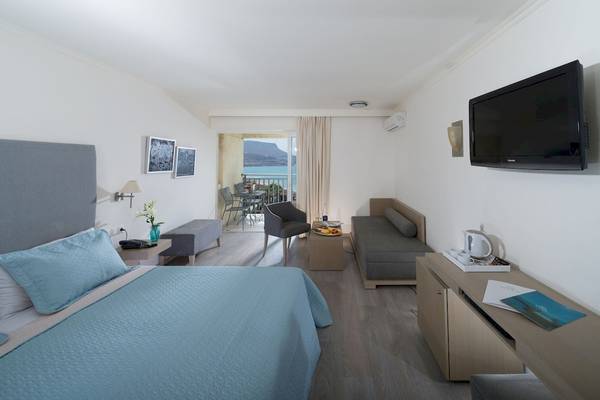 Innenansicht eines Hotelzimmers im Arina Beach Resort mit Blick auf das Meer.