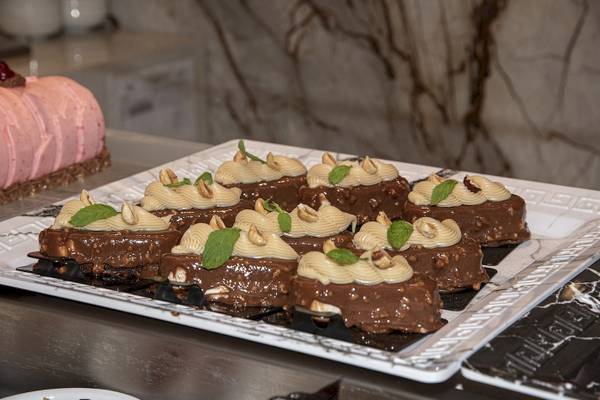 Mehrere Desserts auf einem Tisch im Vantaris Luxury Beach Resort.