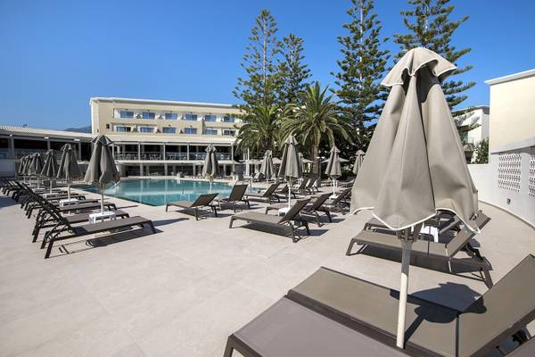 Poolbereich im Vantaris Luxury Beach Resort mit Sonnenliegen und Sonnenschirmen.