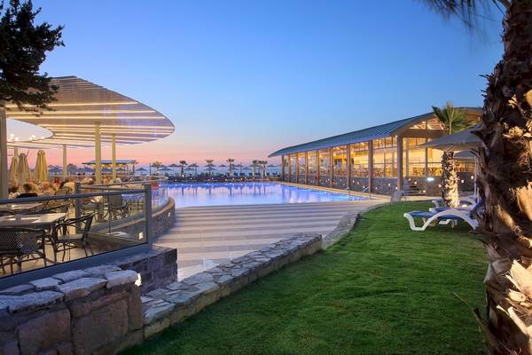 Außenbereich des Arina Beach Resorts mit Swimmingpool und Terrasse, an dem Gäste sitzen