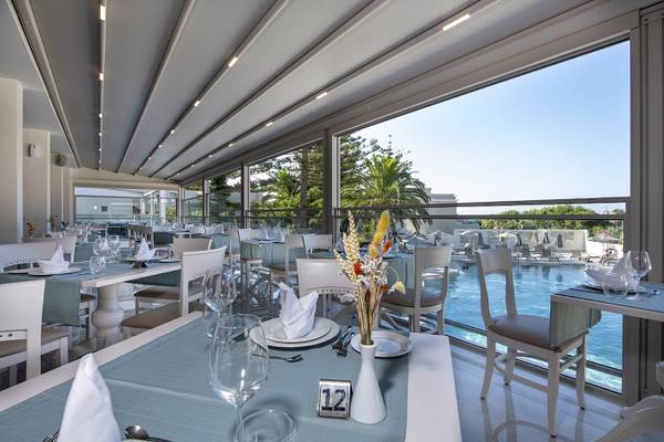 Innenansicht des Vantaris Luxury Beach Resorts Restaurant mit Blick auf den Pool.