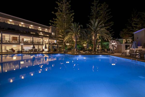 Nachtansicht des beleuchteten Schwimmbeckens des Vantaris Luxury Beach Resorts.