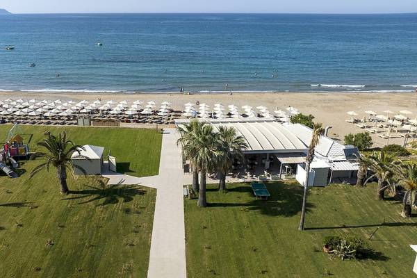 Luftaufnahme des Vantaris Luxury Beach Resort mit Blick auf den Strand, das Meer und die Anlage.