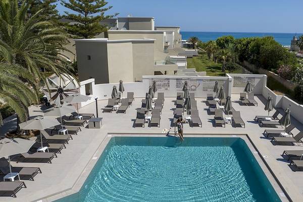 Luftaufnahme des Vantaris Luxury Beach Resorts mit Pool und Sonnenliegen am Meer
