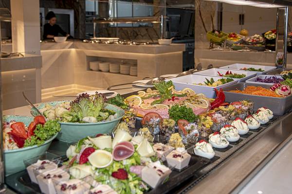 Buffet im Vantaris Luxury Beach Resort mit verschiedenen Salaten, Fleisch und Desserts.