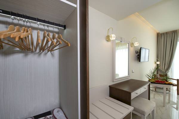 Hotelzimmer mit Kleiderschrank und Schreibtisch des Vantaris Luxury Beach Resort