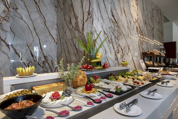 Buffet-Tisch im Vantaris Luxury Beach Resort mit verschiedenen Gerichten und Dekorationen.