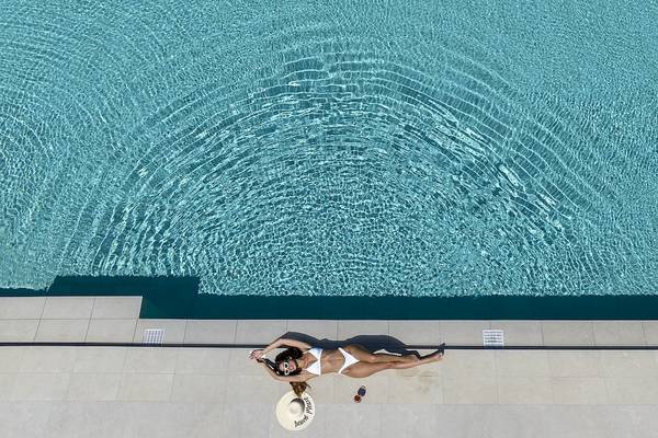 Frau am Rand des Pools im Vantaris Luxury Beach Resort