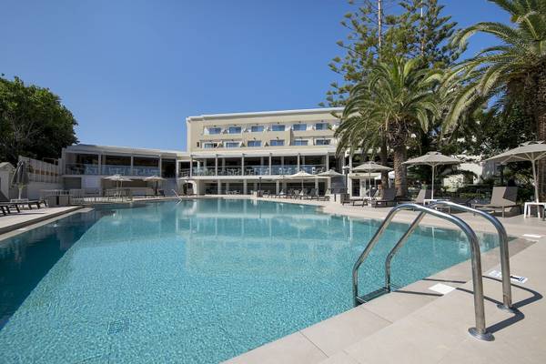Außenpoolbereich des Vantaris Luxury Beach Resort mit Liegestühlen und Sonnenschirmen.