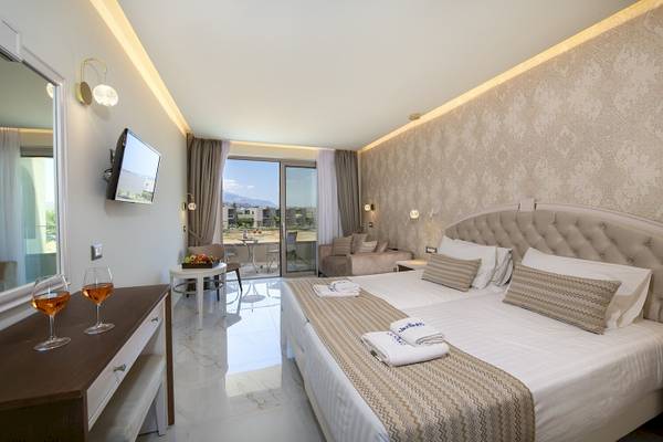 Doppelbettzimmer im Vantaris Luxury Beach Resort mit moderner Einrichtung und Terrassenblick.
