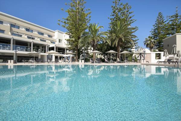 Poolbereich des Vantaris Luxury Beach Resorts mit Sonnenliegen und Schirmen.