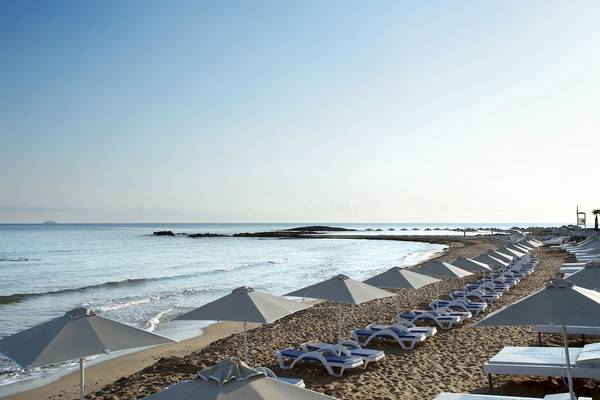 Strand des Arina Beach Resorts mit vielen Sonnenliegen und Sonnenschirmen am Meer