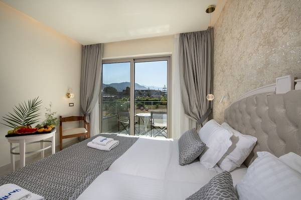 Elegantes Zimmer mit Balkon und Meerblick im Vantaris Luxury Beach Resort.