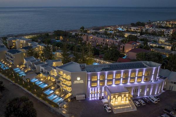 Luftaufnahme des Vantaris Luxury Beach Resorts mit Meer und Swimmingpools