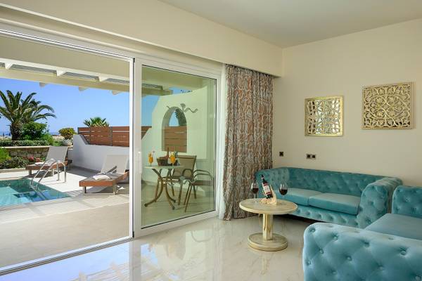 Wohnbereich des Vantaris Palace Hotels mit Blick auf den Pool und die Lounges.