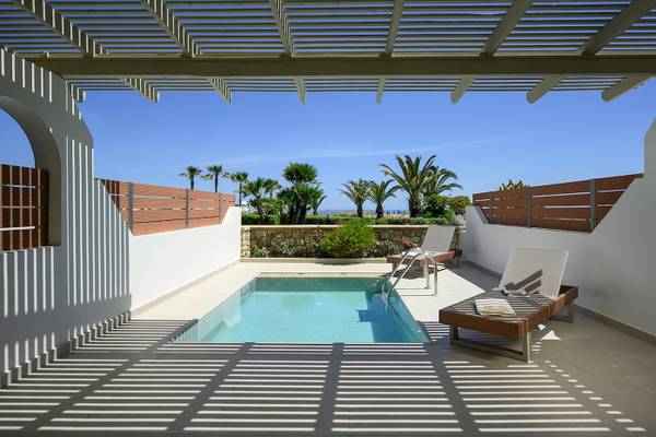 Terrasse des Vantaris Palace Hotels mit Swimmingpool, Liegen und Pergola
