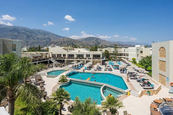 Vantaris Palace Hotel Außenbereich mit Swimmingpools, Lounges und Bergpanorama.