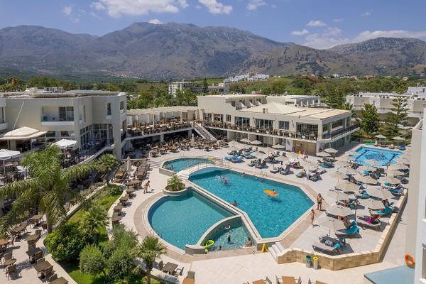Luftaufnahme des Vantaris Palace Resorts mit Pools und Sonnenschirmen