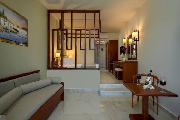 Innenansicht der Suite im Vantaris Palace Hotel mit Wohnzimmer und Schlafzimmerbereich