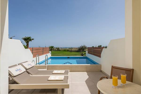 Terrasse des Vantaris Palasts mit Swimmingpool und Liegen