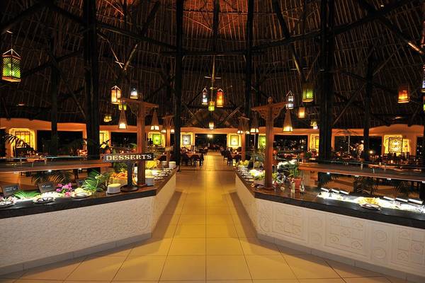 Innenbereich des Southern Palms Beach Resorts mit Dessertbuffet, das bei Nacht geöffnet ist.