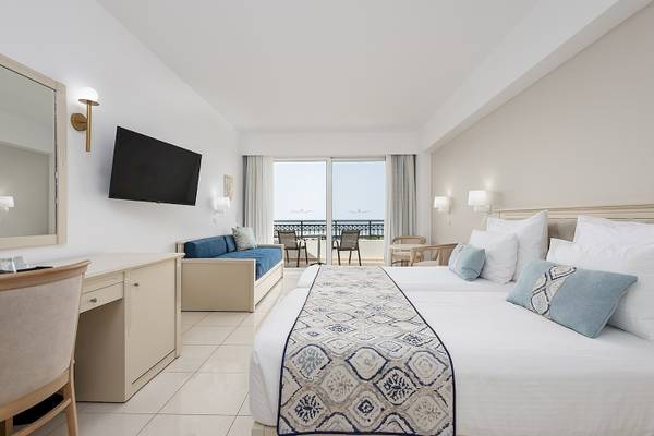 Suite-Zimmer mit Balkon und Meerblick im Vantaris Palace Hotel