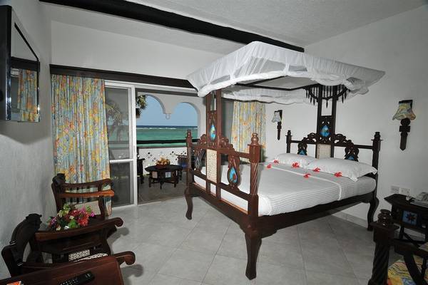 Hotelzimmer mit Himmelbett und Meerblick im Southern Palms Beach Resort.
