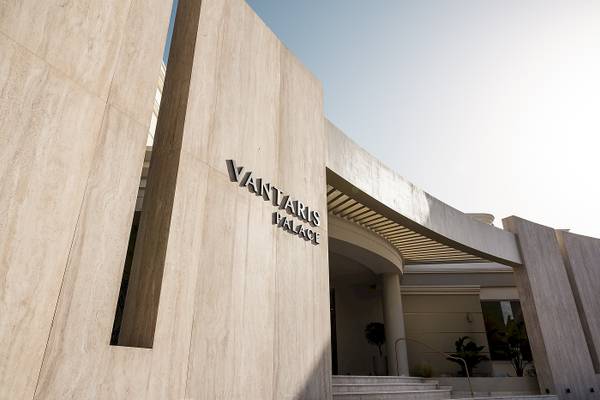 Außenansicht des Vantaris Palace Hotels mit geometrischen Wänden und Sonnenlicht