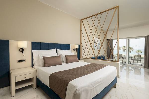 Hotelzimmer des Vantaris Palace mit Blick auf das Meer und die Terrasse.