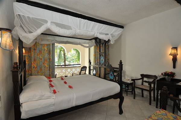 Hotelzimmer im Southern Palms Beach Resort mit Himmelbett, Rosenblättern und Balkon