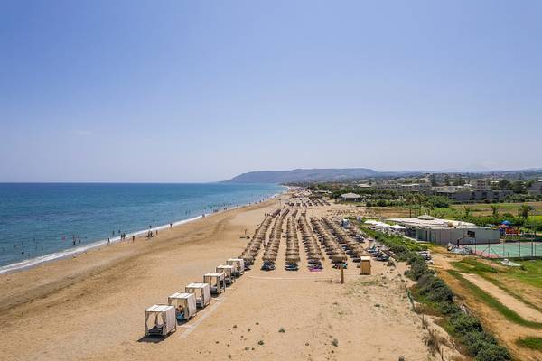 Luftaufnahme des Vantaris Palace Strandes mit vielen Sonnenschirmen und Liegen