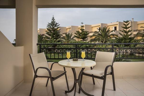 Balkon mit Tisch und zwei Stühlen im Vantaris Palace Hotel