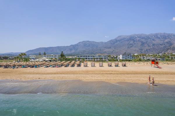 Luftaufnahme des Vantaris Palace Hotels mit Strand, Sonnenschirmen und Rettungsstation