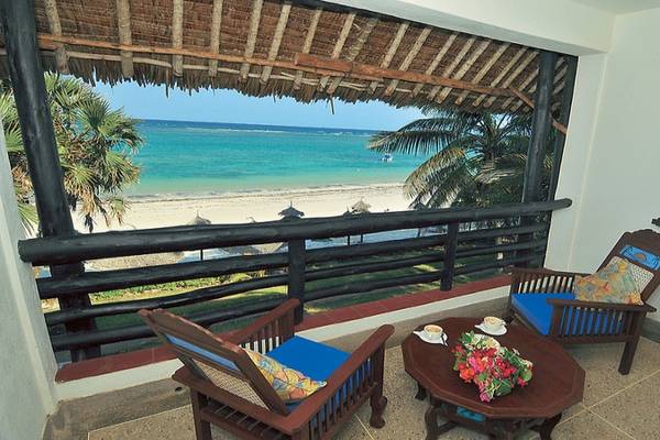 Balkon des Southern Palms Beach Resort mit Blick auf den Ozean und einen Strand