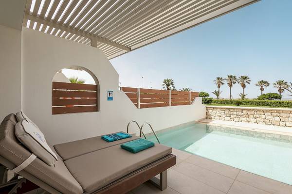 Terrasse des Vantaris Palace mit Liegen und Swimmingpool im Freien