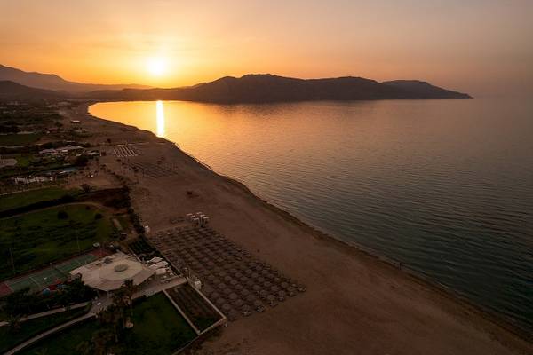 Sonnenuntergang am Strand des Vantaris Palace mit Blick auf das Meer und den Himmel.
