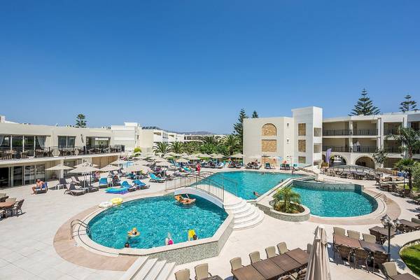 Poolbereich des Vantaris Palace Hotels mit mehreren Pools und Sonnenliegen.